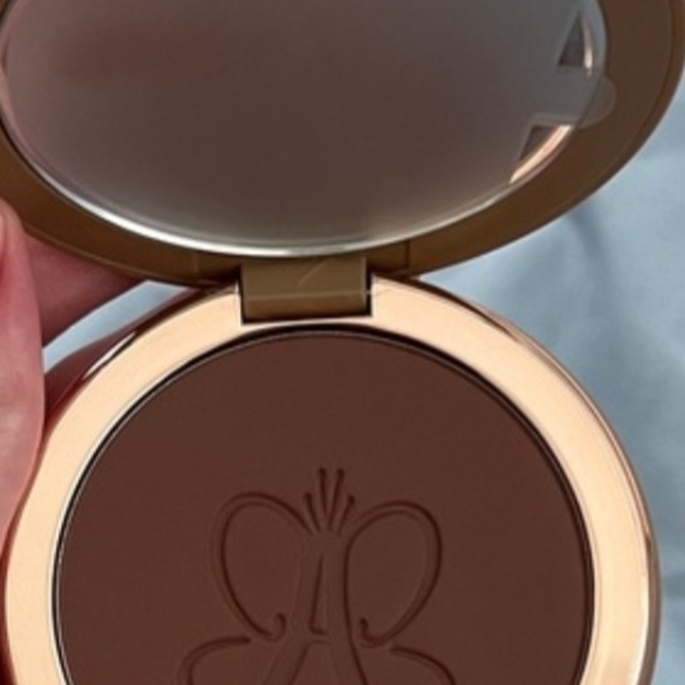 Anastasia Beverly Hills Smooth Blur Bronzer in Black